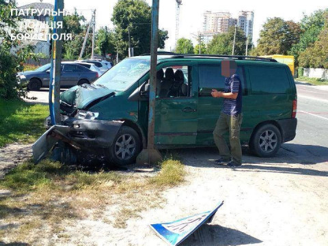 У Борисполі п'яний в "дим" водій врізався у рекламний щит (ФОТО) 
