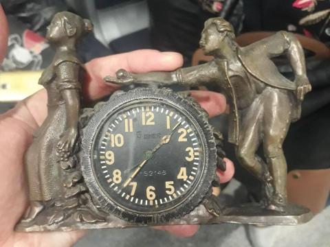 У "Борисполі" в українки вилучили радіоактивну бронзову статуетку з годинником (ФОТО)