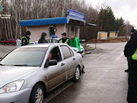 На Київщині у пасажира іномарки вилучили заборонені речовини (ФОТО)
