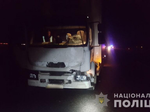 На Київщині вантажівка збила чоловіка, який перебігав дорогу 