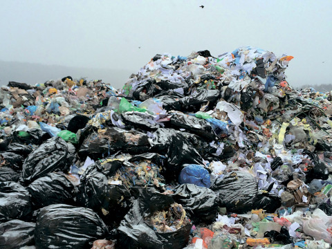 Спірне сміття: як два райони на Київщині роками не можуть вирішити, хто прибере звалище