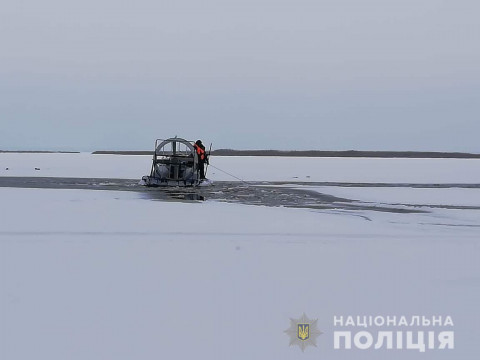 На Київському морі екстремали провалилися під лід на саморобному снігоході, - поліція (ФОТО)