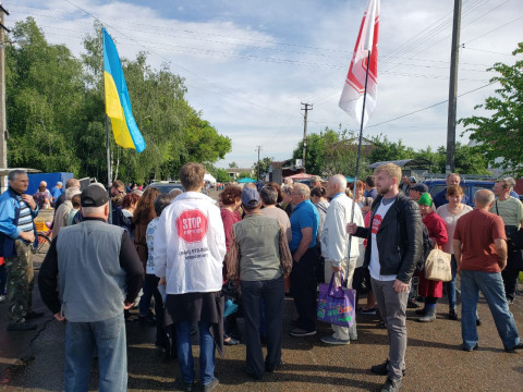На Київщині люди вийшли на дорогу із протестом проти будівництва свинокомплексу (ФОТО)