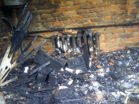 Згоріла навіть коляска: у Таращі родина погорільців потребує допомоги (ФОТО)