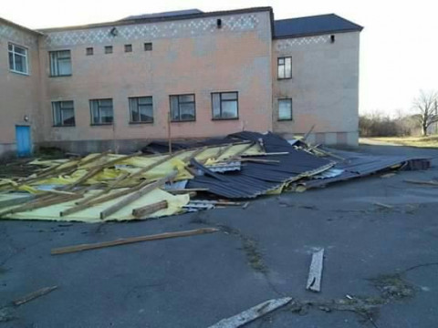 Фото дня: у Рокитнянському районі ураганом зірвало дах школи 