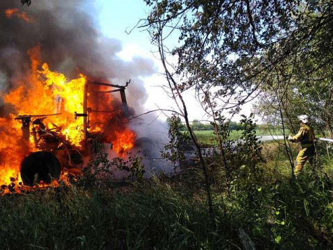 На Білоцерківщині посеред поля згорів трактор (ФОТО)