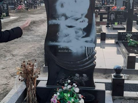 В Українці на кладовищі орудував малолітній вандал (ФОТО)