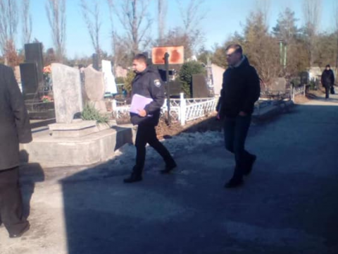 Правоохоронці розслідують справу щодо незаконного функціонування кладовища в Українці 