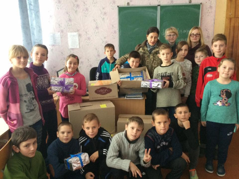 На Фастівщині школярі зібрали подарунки потерпілим дітям зі сходу України (ФОТО)