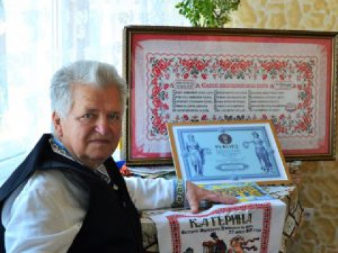 Дідусь з Ірпеня побив рекорд України, вишивши найбільшу колекцію творів Шевченка (ФОТО)