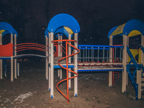 У Коцюбинському п’яні чоловіки справляли свої природні потреби на дитячому майданчику та потрапили під обстріл