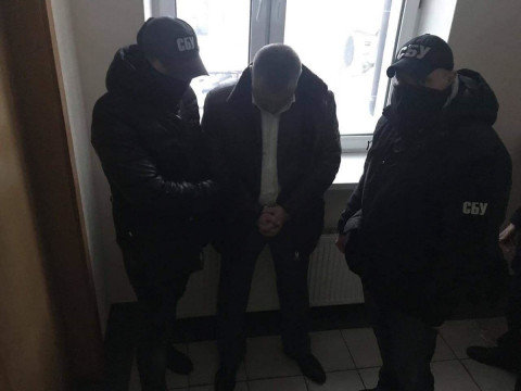 При обшуках у помешканні хабарника з Держпраці Київщини знайшли чималу кількість валюти (ФОТО)