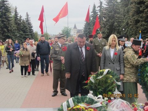 У Білій Церкві на День перемоги чиновники міста з нардепом очолили колону з комуністичною символікою (ФОТО)