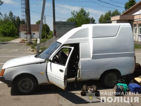 Автомобіль "ЗАЗ" з подвійним дном: чоловік з Чорнобиля хотів вивезти рибу та метал (ФОТО)