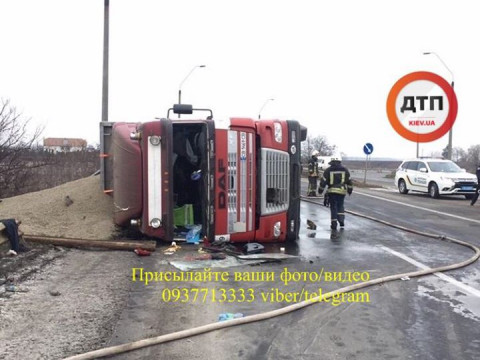У Броварському районі перевернулася фура