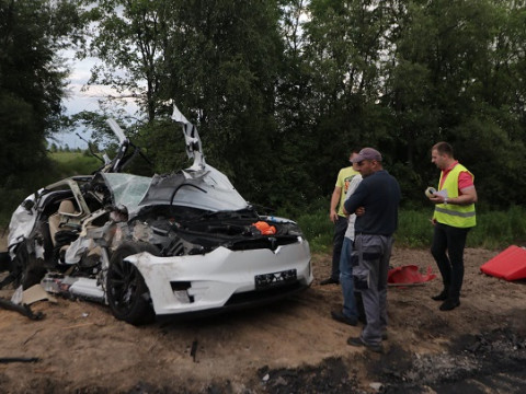 Під Києвом через ремонтну службу Tesla потрапила в ДТП: загинула пасажир електрокара (ФОТО)