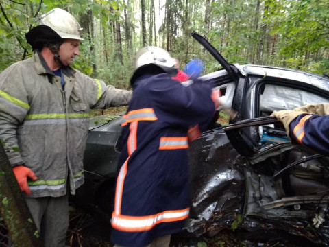 Під Вишгородом сталася аварія: водій на BMW не впорався з керуванням
