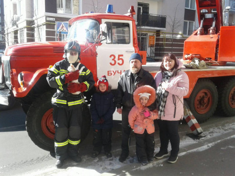 На Київщині пожежники замість того, щоб рятувати людей, знімають котів з дерев 