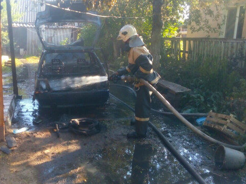 У Бородянському районі пожежа автомобіля ледь не стала причиною загибелі господаря 