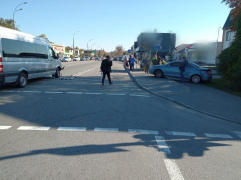 У Броварах легковик вилетів на автобусну зупинку: є постраждалі (ФОТО)