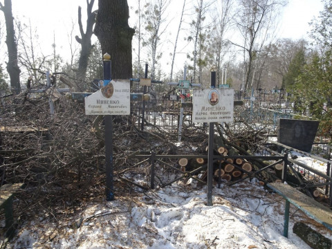 У Бучі комунальники під час роботи на цвинтарі пошкодили могильні хрести та огорожі