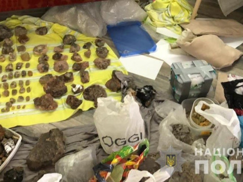Правоохоронці викрили масштабну схему видобутку коштовного каміння на Київщині та Житомирщині (ФОТО)