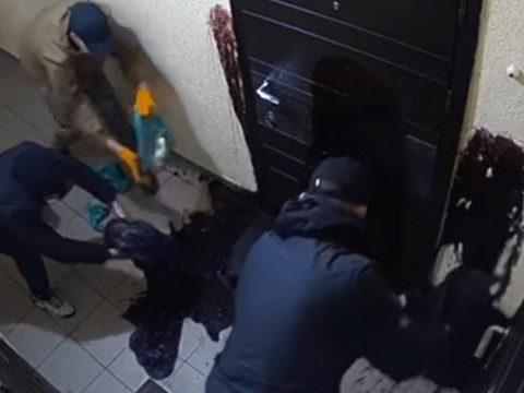 На Бучанщині злочинці обливали двері адвоката кров'ю та підкидали йому нутрощі (ФОТО, ВІДЕО)