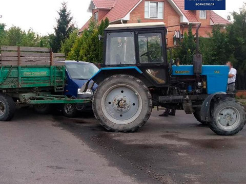 У Борисполі керманич буса врізався у трактор (ФОТО)