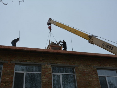 У Студениківській ОТГ будівельники перекривають дах дитячого садочка (ФОТО)