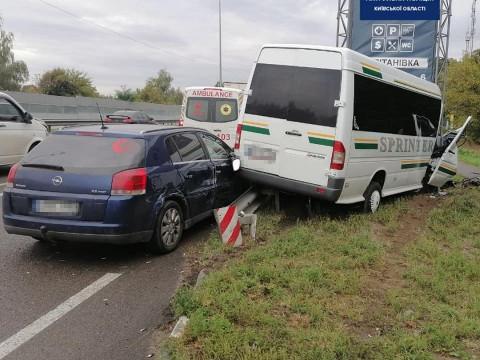 У ДТП під Києвом за участю легковика та мікроавтобуса чудом ніхто не постраждав