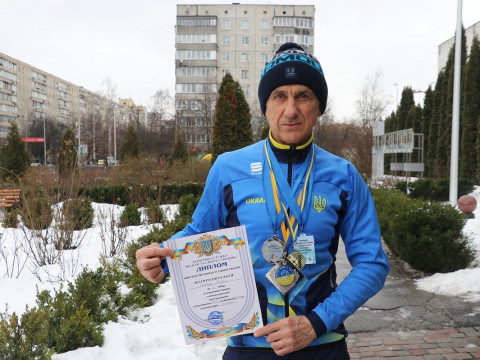 Вчитель Вишнівського ліцею здобув на змаганнях із лижних перегонів нагороди