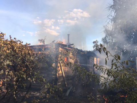 На Іванківщині вогнеборці ліквідували загорання дачного будинку та врятували поруч розташовані будівлі