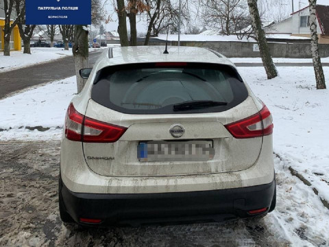 У Борисполі жінка на авто Nissan виконувала дивні маневри на дорозі (ФОТО)