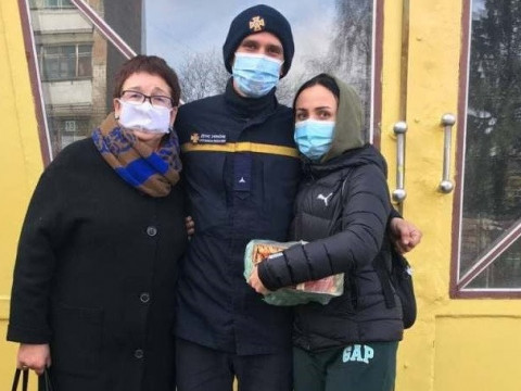 Жителька Фастова подякувала пожежнику за врятоване життя