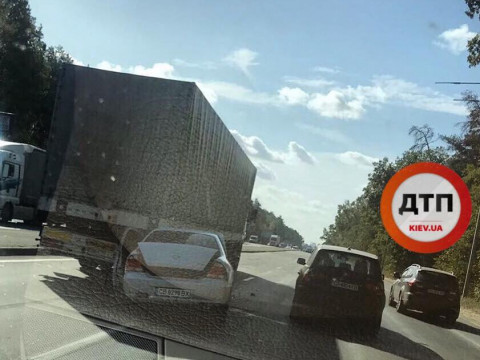 Біля Гостомеля під фурою опинився легковий автомобіль