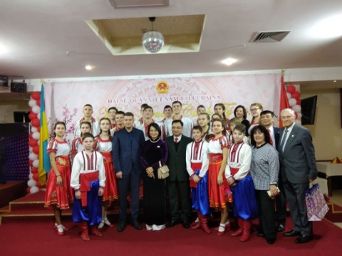 Мер Василькова та юні танцівники привітали в’єтнамців зі святами (ВІДЕО)