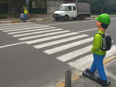 На пішохідних переходах Ірпеня встановили манекени школярів (ФОТО)