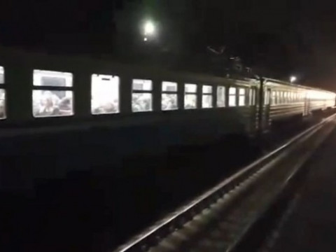 Під Києвом паралізований рух електропотягів викликав обурення пасажирів (ВІДЕО)