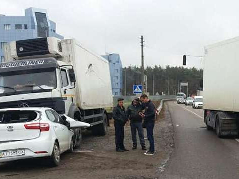 У Бориспільському районі вантажівка знесла з дороги автомобіль порушниці