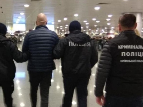 Німецька поліція передала колегам із Київщини шахрая, який був у міжнародному розшуку (ВІДЕО)