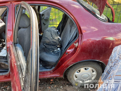 На Бородянщині зловмисник зачинився у чужому авто та почав у ньому палити папір (ВІДЕО)