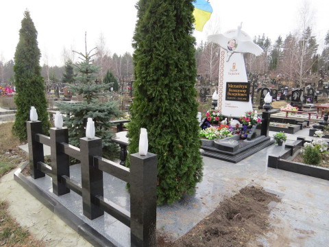 У Вишгороді невідомі спаплюжили могилу Героя України (ФОТО)
