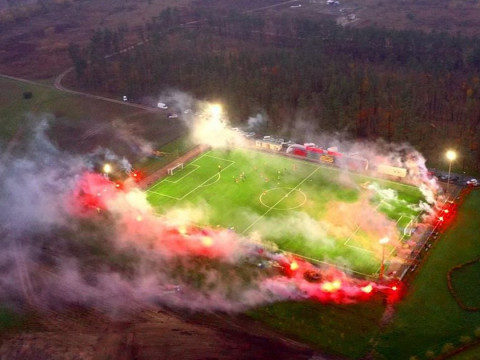 Фото дня: під столицею футбольні фанати "підпалили" стадіон