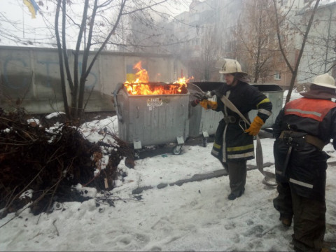 Серйозна пожежа: у Білій Церкві 8 рятувальників ліквідовували загорання в стіттєвому баку 