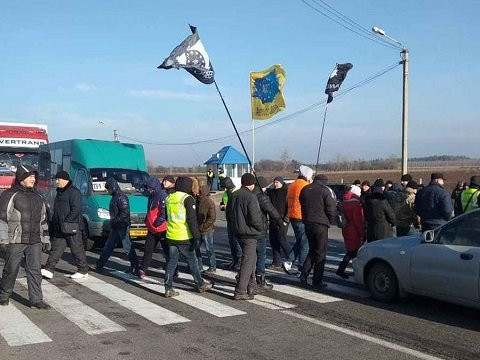 Активісти повністю заблокували Одеську трасу поблизу Білої Церкви