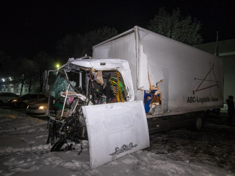 У Чабанах зіткнулося дві вантажівки: одна людина загинула (ФОТО)