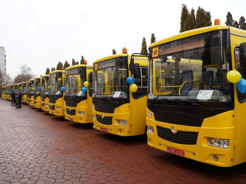 Одразу 23 громади пристоличного регіону отримали шкільні автобуси