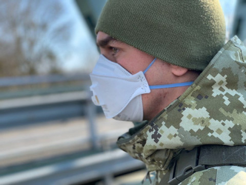  Поліція перевіряє автобуси на околицях столиці, аби не допустити поширення коронавірусу 