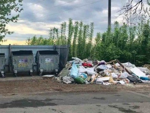 У мікрорайоні Обухова незаконно викидають будівельне сміття