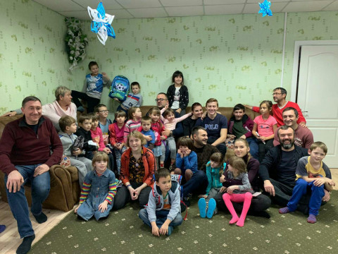 На Київщині меценат виступив "Миколаєм" для 40 дітей з дитячого будинку